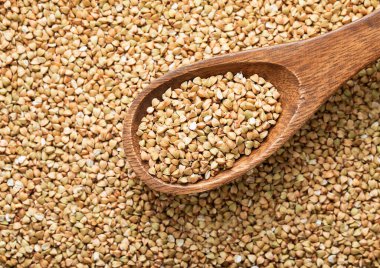 Çiğ organik sağlıklı yeşil karabuğday tohumlu kaşık..