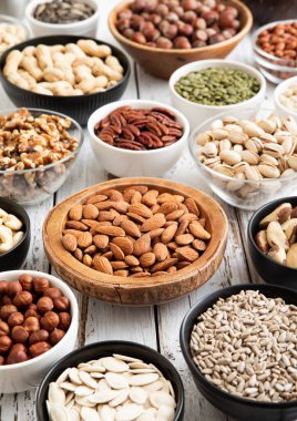 Fıstık, fındık, ceviz, badem, fıstık, ayçiçeği, balkabağı, chia ve kaju..