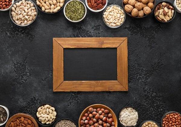 Арахис, фундук, грецкий орех, миндаль, фисташка, подсолнух, тыква, чиа, пекан и кешью смешанные здоровые орехи и семена с меню доски.