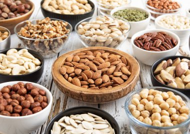 Fıstık, fındık, ceviz, badem, fıstık, ayçiçeği, balkabağı, chia ve kaju..