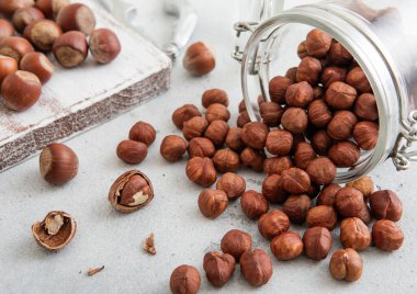 Beyaz mutfak masasında cam kavanozda çiğ organik fındık çerezi..