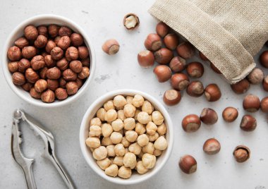 Açık fındıklı kraker ve keten çantalı fındık kabuğu..