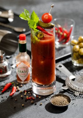 LONDON, İngiltere - 22 Mart 2023: Acı biberli Bloody Mary kokteyli.