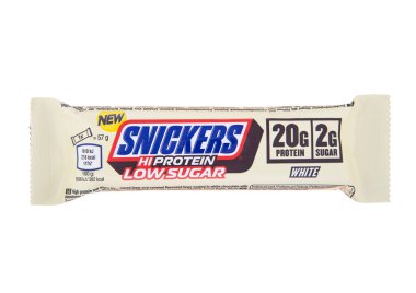 LONDON, İngiltere - 18 Ekim 2024: Düşük şekerli ve beyaz çikolatalı Snickers 'ın yüksek protein barı.
