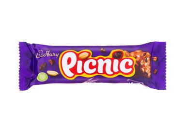 LONDON, İngiltere - Kasım 05, 2024: Cadbury Piknik çikolatası beyaz arka planda kuru üzümlü.