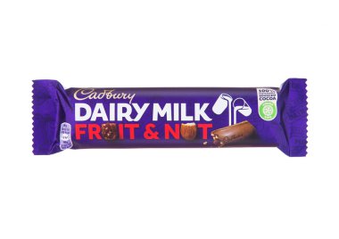 LONDON, İngiltere - Kasım 05, 2024: Meyve ve ve fındıklı Cadbury Süt Çikolatası.