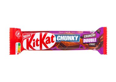 LONDON, İngiltere - 31 Ekim 2024: Kitkat çıtır çıtır çikolatalı gofretli bisküvi beyaz arka planda.