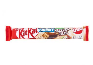 LONDON, İngiltere - 31 Ekim 2024: KitKat Duo Fındık Kreması ve çikolata gofretli bisküvi.