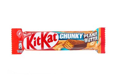 LONDON, İngiltere - 31 Ekim 2024: Kitkat Çıtır ve çikolata gofretli bisküvi beyaz üzerine fıstık ezmesi. Ürün: Nestle.