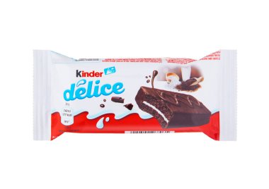 LONDON, İngiltere - 27 Ekim 2024: Beyaz arka planda yumuşak kremalı Kinder kakaolu kek ve sütlü merkez atıştırmalık barı.