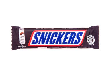 LONDON, İngiltere - Kasım 01, 2024: Beyaz arkaplanda karamel ve fıstıklı orijinal Snickers barı.