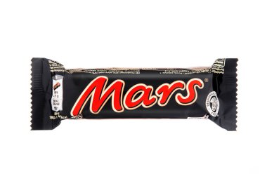 LONDON, İngiltere - Kasım 01, 2024: Beyaz arkaplanda karamel ile orijinal Mars çikolatası.