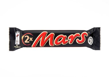 LONDON, İngiltere - 12 Kasım 2024: Mars beyaz üzerine iki kat orijinal çikolata ve karamel bar.