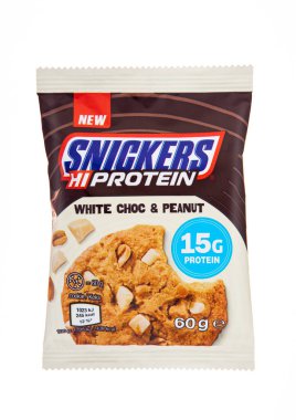 LONDON, İngiltere - 15 Kasım 2024: Snickers yüksek proteinli beyaz çikolata ve beyaz üzerine fıstık kurabiyesi.