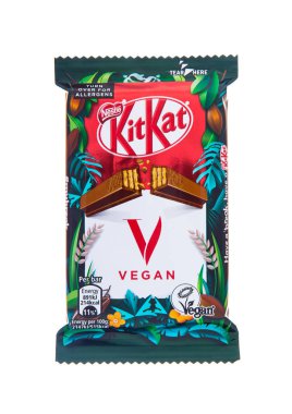LONDON, İngiltere - 27 Ekim 2024: KitKat Vegan çikolatalı gofret bisküvisi beyaz arka planda.