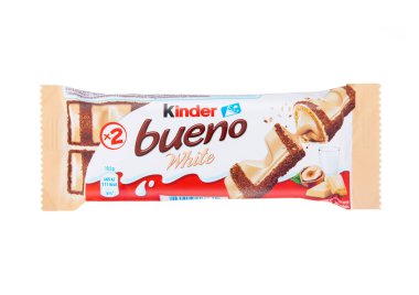 LONDON, İngiltere - 31 Ekim 2024: Kinder Bueno kremalı fındık ve beyaz arkaplanda süt beyazı çikolata çubukları.