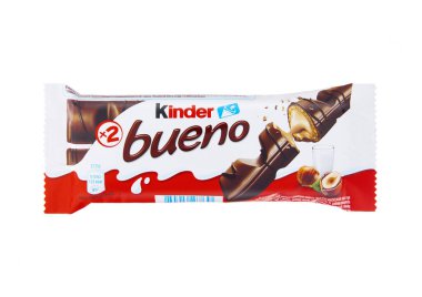 LONDON, İngiltere - 31 Ekim 2024: Kinder Bueno kremalı fındık ve beyaz arka planda sütlü çikolata çubukları.