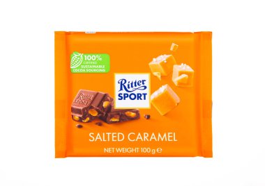 LONDON, İngiltere - 27 Kasım 2024: Beyaz arkaplanda tuzlu karamel ile Ritter Spor Çikolatası.
