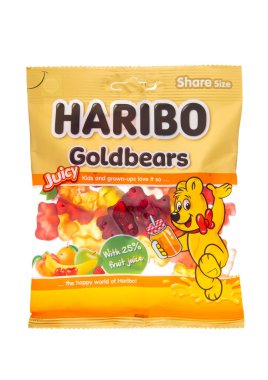 LONDON, İngiltere - 09 ARALIK 2024: Haribo orijinal renkli jöle jelibon altın ayıcıkları şekerlemeleri beyaz arkaplanda.