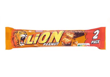 LONDON, İngiltere - 10 Kasım 2024: Aslan çikolatası beyaz arka planda fıstık aromalı.