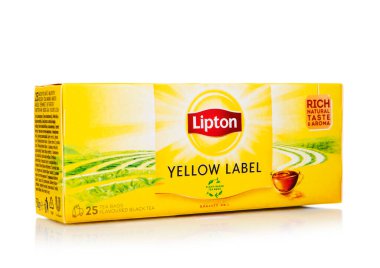 LONDON, İngiltere - 18 Aralık 2024: Lipton sarı etiketli beyaz çay poşetleri.