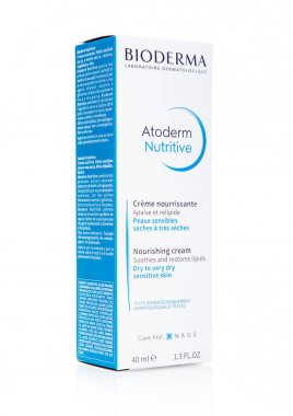 LONDON, İngiltere - 10 ARALIK 2024: Beyazın üzerindeki kuru hassas cilt kremine Bioderma Atoderm Besleyicisi Kutusu.