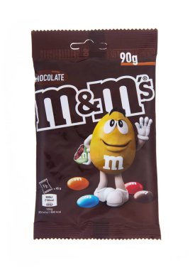 LONDON, İngiltere - 30 ARALIK 2024: M & M 'nin çikolatalı dragee şekerlemelerinin kahverengi paketi beyaz üzerine izole edildi.