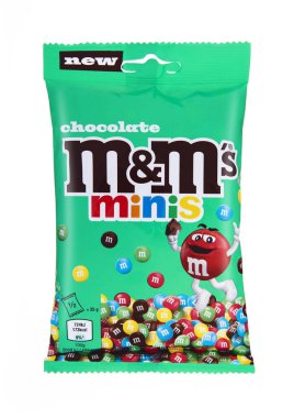 LONDON, İngiltere - 30 Aralık 2024: Çikolata M & M 'nin mini dragee şekerlemeleri beyaz arka planda izole edildi.