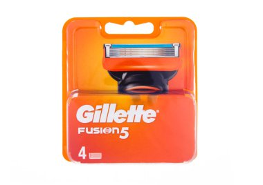 LONDON, İngiltere - 11 Ocak 2025: Erkekler için Gillette füzyon tıraş jiletleri paketi.