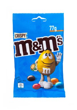 LONDON, İngiltere - 30 ARALIK 2024: M & M 'nin çıtır sütlü çikolatalı dragee şekerlemeleri beyaz üzerine izole edildi.