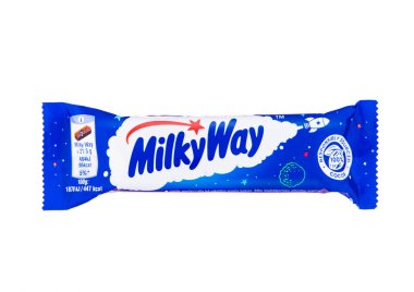 LONDON, İngiltere - 15 Kasım 2024: Orijinal Samanyolu çikolatası ve beyaz üzerine izole edilmiş nugat çikolatası.