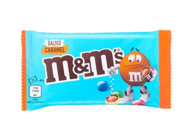 LONDON, İngiltere - 15 Kasım 2024: MM 's sütlü çikolata dragee şekerlemeleri ile beyaz arkaplanda tuzlu karamel izole.