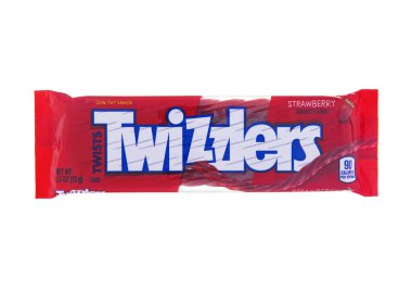 Meyan kökü tipi şekerlemeler, İngiltere - 15 Kasım 2024: Twizzlers meyan kökü türü meyveli şekerler beyaz üzerine.