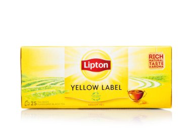 LONDON, İngiltere - 18 Aralık 2024: Lipton sarı etiketli beyaz çay poşetleri.
