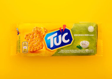 LONDON, İngiltere - 21 Ocak 2025: Ekşi krema ve soğan aromalı ekşi kraker paketi.