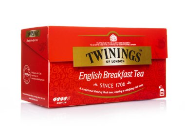 LONDON, İngiltere - 22 ARALIK 2024: Bir paket Twinings İngiliz kahvaltısı orijinal siyah çay poşetleri.