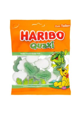 LONDON, İngiltere - 09 ARALIK 2024: Haribo orijinal yeşil kurbağalar quaxi jelibon şekerlemeleri beyaz arkaplanda.