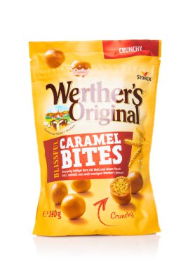 LONDON, UK - 16 HAZİRAN 2025: Werther 'in orijinal karamel paketleri beyaz üzerinde şeker ısırıyor.