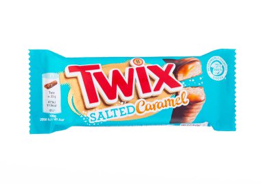 LONDON, İngiltere - 15 Kasım 2024: Çıtır kurabiye, tuzlu karamel ve kremalı çikolata karışımlı Twix versiyonu.