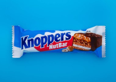 Londra, İngiltere - 01 Mart 2025: Knoppers gofret ve karamelli fındık bar mavi izole.