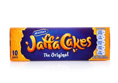 LONDON, İngiltere - 31 ARALIK 2024: Bir kutu Jaffa Kek bisküvisi içi portakal reçeli ve üstü beyaz sütlü çikolatayla kaplı.