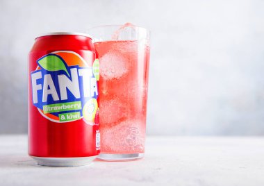 LONDON, İngiltere - 27.2025 FEBRUARY: Fanta Strawberry ve Kiwi soda hafif masada buzlu buzlu içecek.