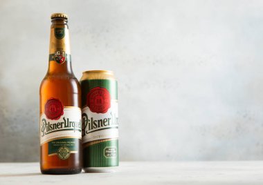 LONDON, İngiltere - 24 Şubat 2025: Şişe ve konserve Pilsner Urquell Çek birası.