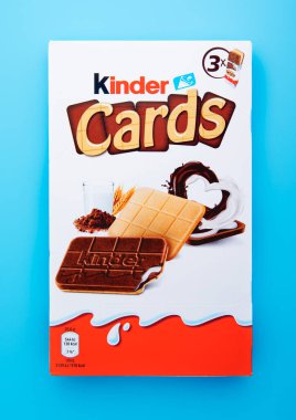 LONDON, İngiltere - 23 Şubat 2025: Mavi üzerine çikolata soslu Kinder Cards bisküvisi kutusu.