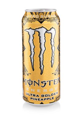 LONDON, İngiltere - 12 Mart 2025: Canavar enerjisi ultra altın ananas sıfır şekersiz soda beyaz üzerine içecek.