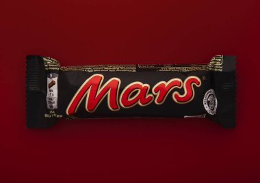 LONDON, İngiltere - 01 Mart 2025: Orijinal Mars çikolatası kırmızı üzerine karamel.