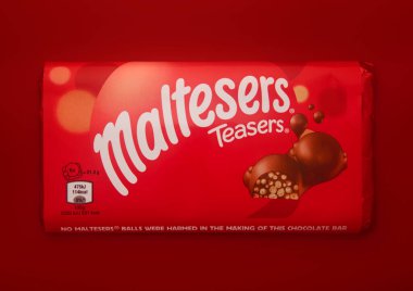 LONDON, İngiltere - 01 Mart 2025: Malteserler lezzetli bal peteği çikolatası ile kaplanmış kırmızı sütlü çikolata.