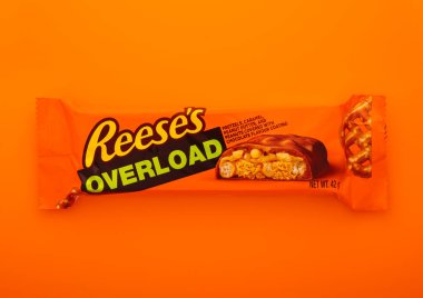 Londra, İngiltere - 15 Aralık 2024: Reese 'in Fıstık Ezmesi Abur cubur Barı.