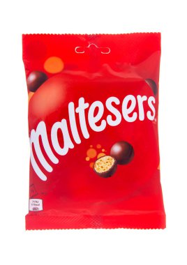 LONDON, UK - NOVEMBER 01, 2024: Malteserler lezzetli bal peteği küreleri beyaz üzerine süt katmanlı çikolatalı şekerler.