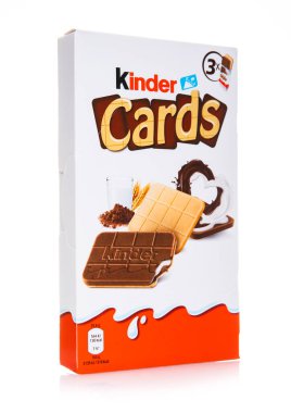 LONDON, İngiltere - 23 ARALIK 2024: Beyaz üzerine çikolata soslu Kinder Cards bisküvisi kutusu.